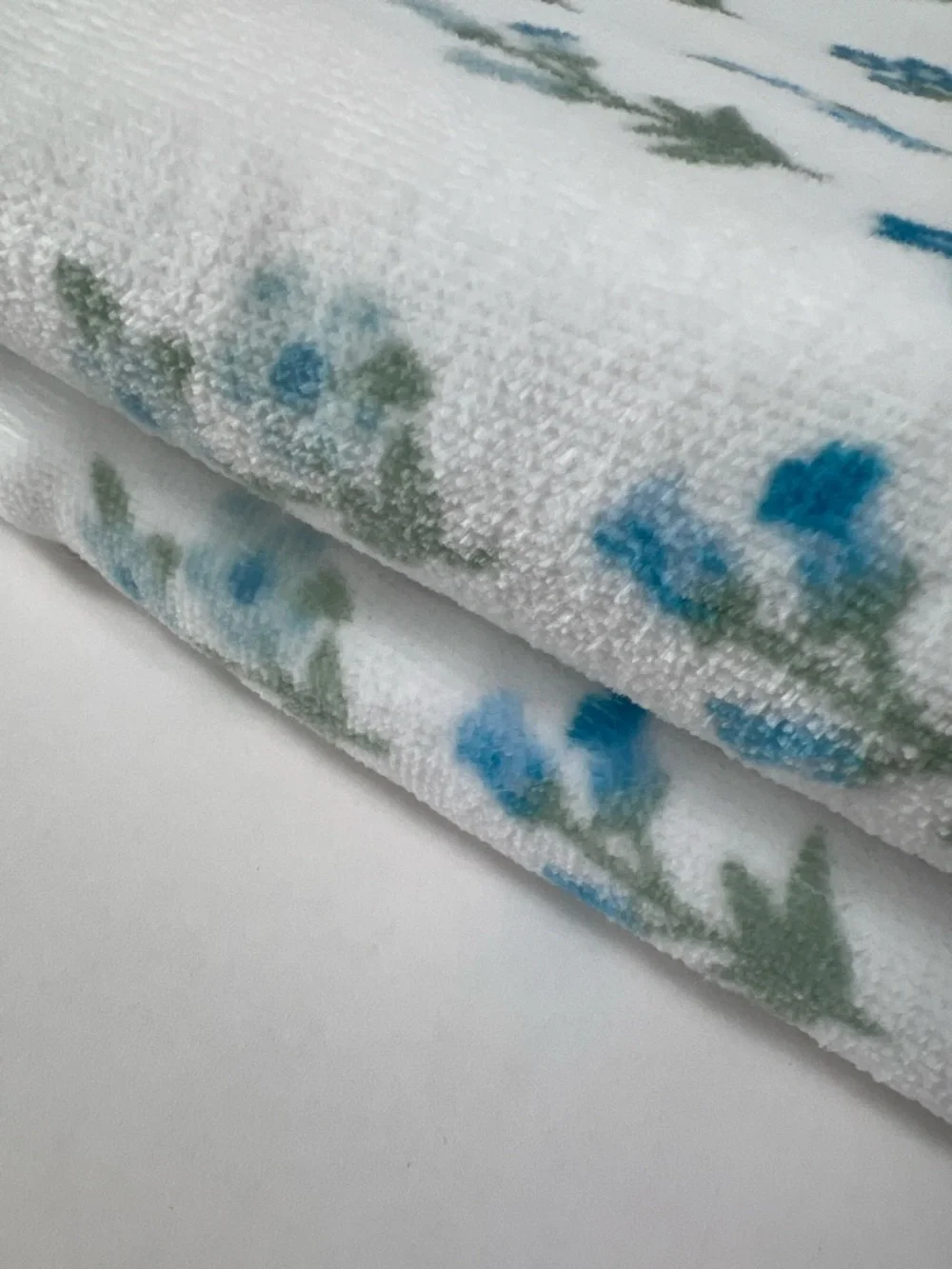 Deborah Connolly Bath Towels Blue White Floral Cotton Velour Set of 2 NEW